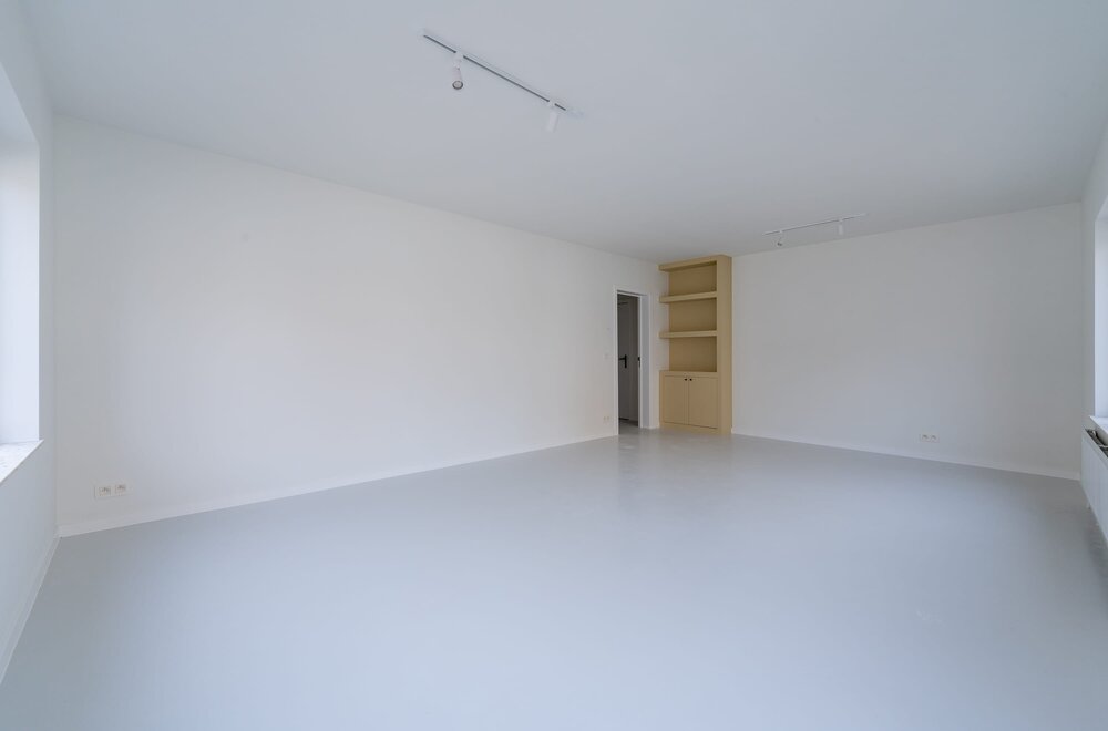 volledig-gerenoveerde-bureau-met-koer-in-sint-pieters-leeuw002.jpg