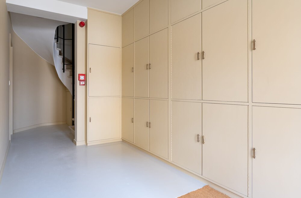 volledig-gerenoveerde-bureau-met-koer-in-sint-pieters-leeuw007.jpg