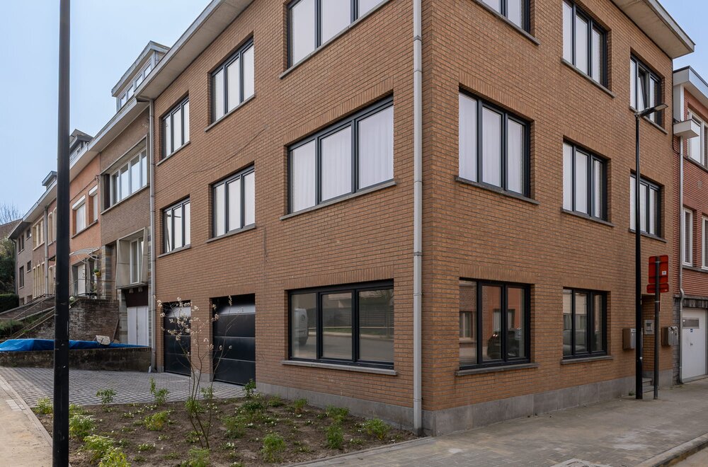 volledig-gerenoveerde-bureau-met-koer-in-sint-pieters-leeuw008.jpg