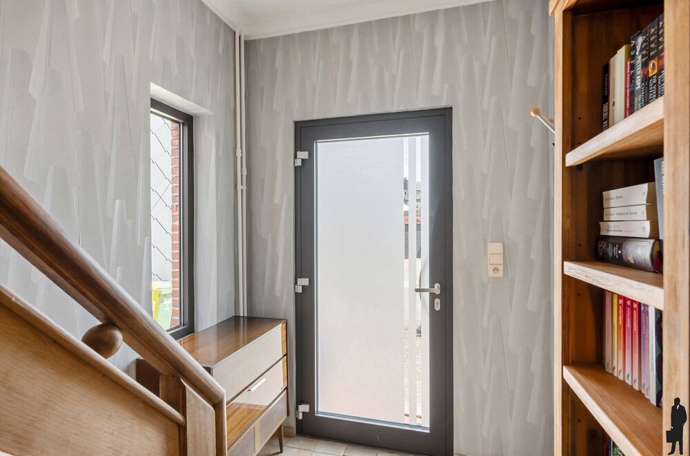 ruime-gezinswoning-met-4-slaapkamers-veranda-en-zonnige-tuin-nabij-scholen-winkels-en-station-te-kalmthout002.jpg