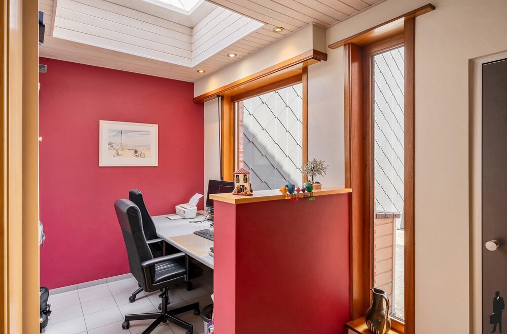 ruime-gezinswoning-met-4-slaapkamers-veranda-en-zonnige-tuin-nabij-scholen-winkels-en-station-te-kalmthout005.jpg