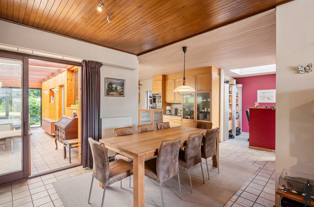 ruime-gezinswoning-met-4-slaapkamers-veranda-en-zonnige-tuin-nabij-scholen-winkels-en-station-te-kalmthout006.jpg