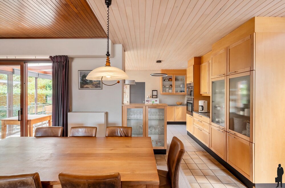 ruime-gezinswoning-met-4-slaapkamers-veranda-en-zonnige-tuin-nabij-scholen-winkels-en-station-te-kalmthout010.jpg