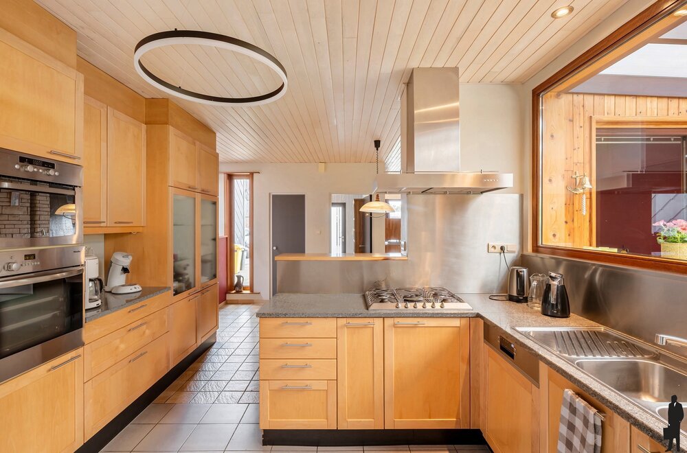 ruime-gezinswoning-met-4-slaapkamers-veranda-en-zonnige-tuin-nabij-scholen-winkels-en-station-te-kalmthout011.jpg