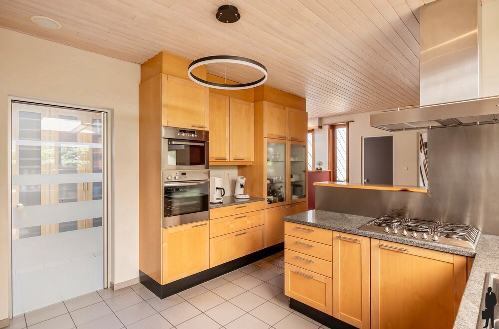 ruime-gezinswoning-met-4-slaapkamers-veranda-en-zonnige-tuin-nabij-scholen-winkels-en-station-te-kalmthout013.jpg