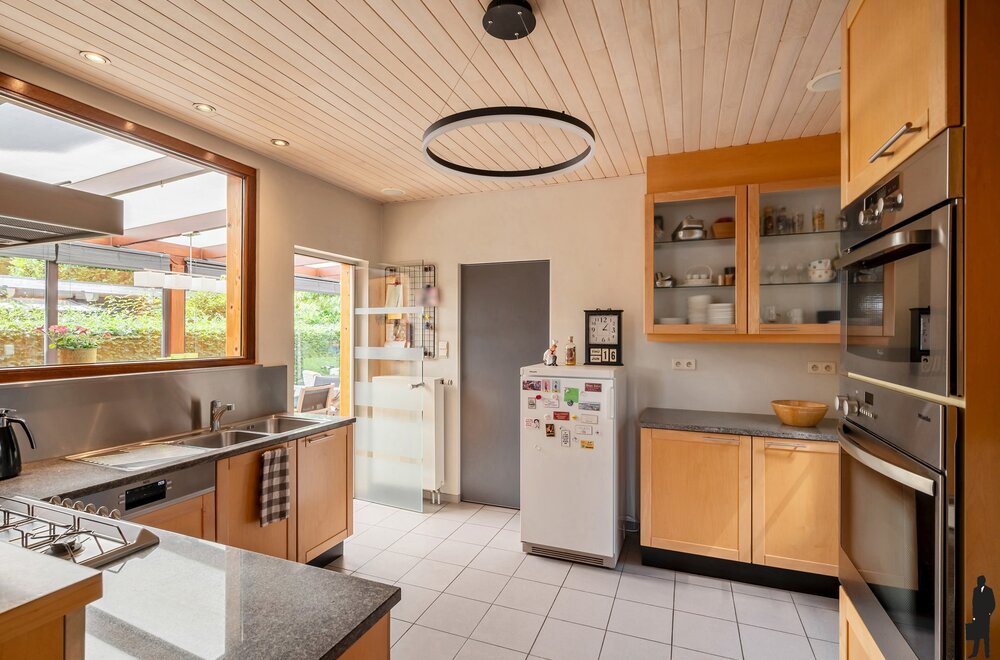 ruime-gezinswoning-met-4-slaapkamers-veranda-en-zonnige-tuin-nabij-scholen-winkels-en-station-te-kalmthout014.jpg