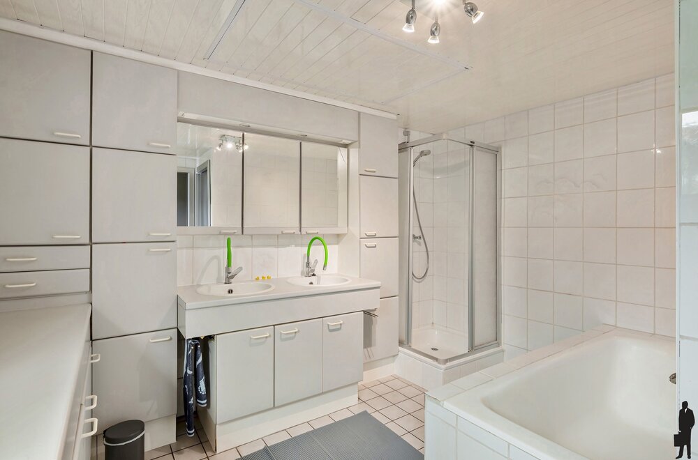 ruime-gezinswoning-met-4-slaapkamers-veranda-en-zonnige-tuin-nabij-scholen-winkels-en-station-te-kalmthout015.jpg