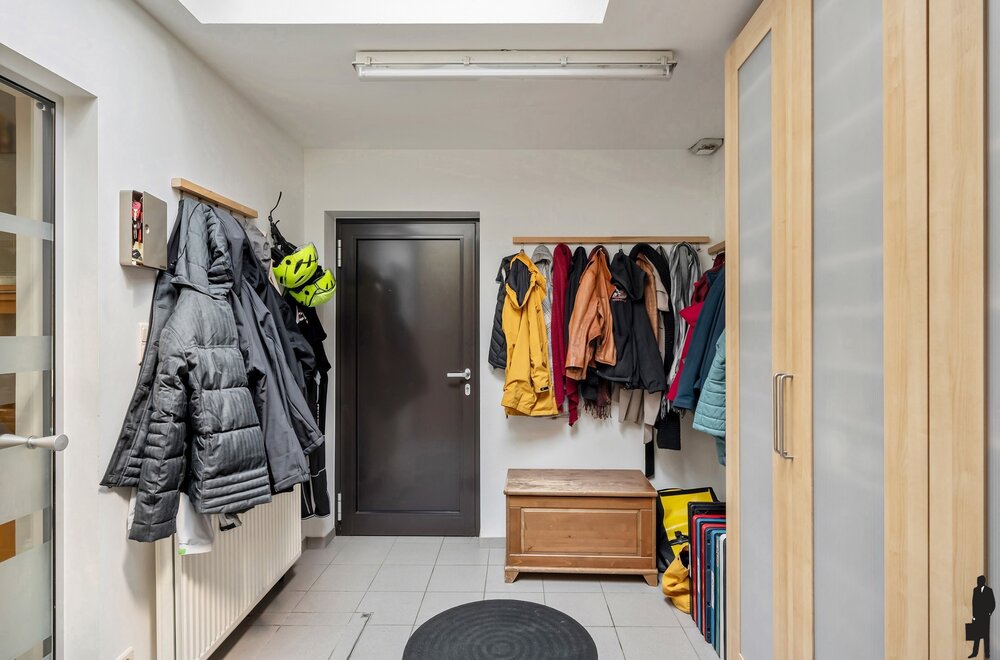 ruime-gezinswoning-met-4-slaapkamers-veranda-en-zonnige-tuin-nabij-scholen-winkels-en-station-te-kalmthout017.jpg