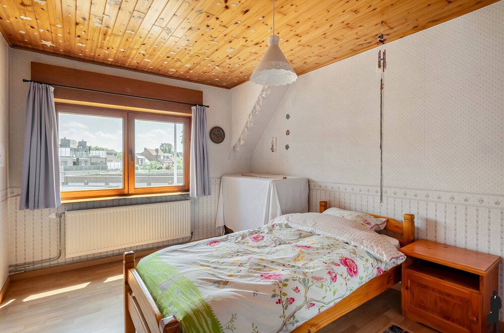 ruime-gezinswoning-met-4-slaapkamers-veranda-en-zonnige-tuin-nabij-scholen-winkels-en-station-te-kalmthout021.jpg