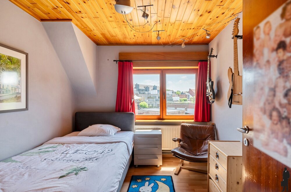 ruime-gezinswoning-met-4-slaapkamers-veranda-en-zonnige-tuin-nabij-scholen-winkels-en-station-te-kalmthout022.jpg