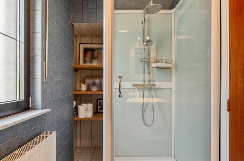 ruime-gezinswoning-met-4-slaapkamers-veranda-en-zonnige-tuin-nabij-scholen-winkels-en-station-te-kalmthout026.jpg