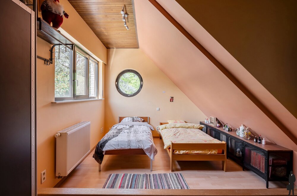 ruime-gezinswoning-met-4-slaapkamers-veranda-en-zonnige-tuin-nabij-scholen-winkels-en-station-te-kalmthout027.jpg