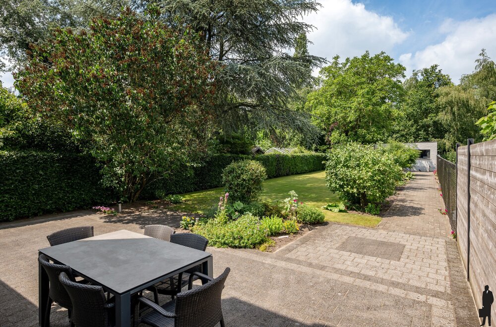 ruime-gezinswoning-met-4-slaapkamers-veranda-en-zonnige-tuin-nabij-scholen-winkels-en-station-te-kalmthout032.jpg