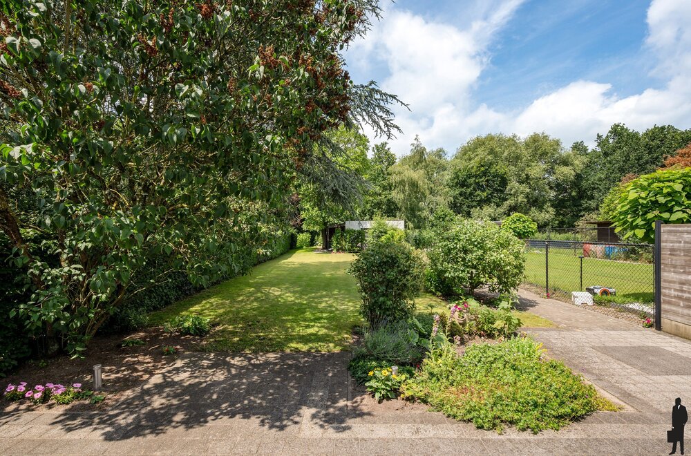 ruime-gezinswoning-met-4-slaapkamers-veranda-en-zonnige-tuin-nabij-scholen-winkels-en-station-te-kalmthout033.jpg