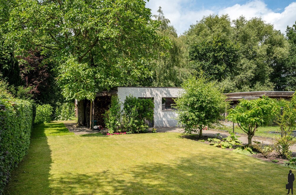 ruime-gezinswoning-met-4-slaapkamers-veranda-en-zonnige-tuin-nabij-scholen-winkels-en-station-te-kalmthout035.jpg