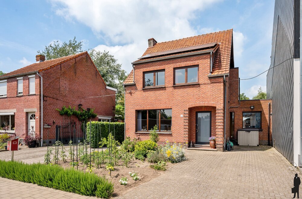 ruime-gezinswoning-met-4-slaapkamers-veranda-en-zonnige-tuin-nabij-scholen-winkels-en-station-te-kalmthout039.jpg