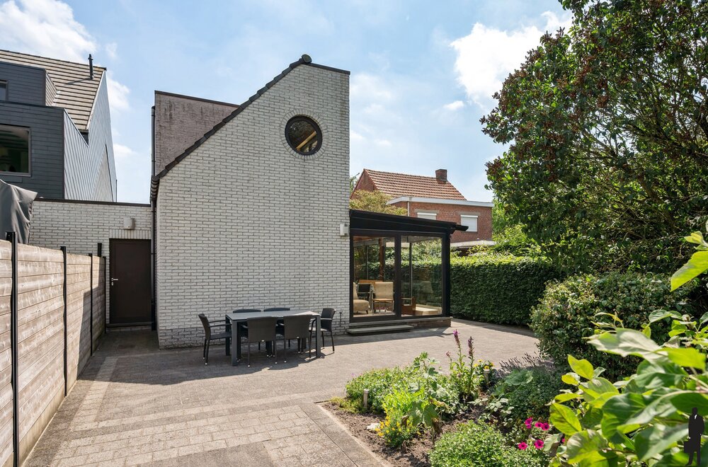 ruime-gezinswoning-met-4-slaapkamers-veranda-en-zonnige-tuin-nabij-scholen-winkels-en-station-te-kalmthout043.jpg