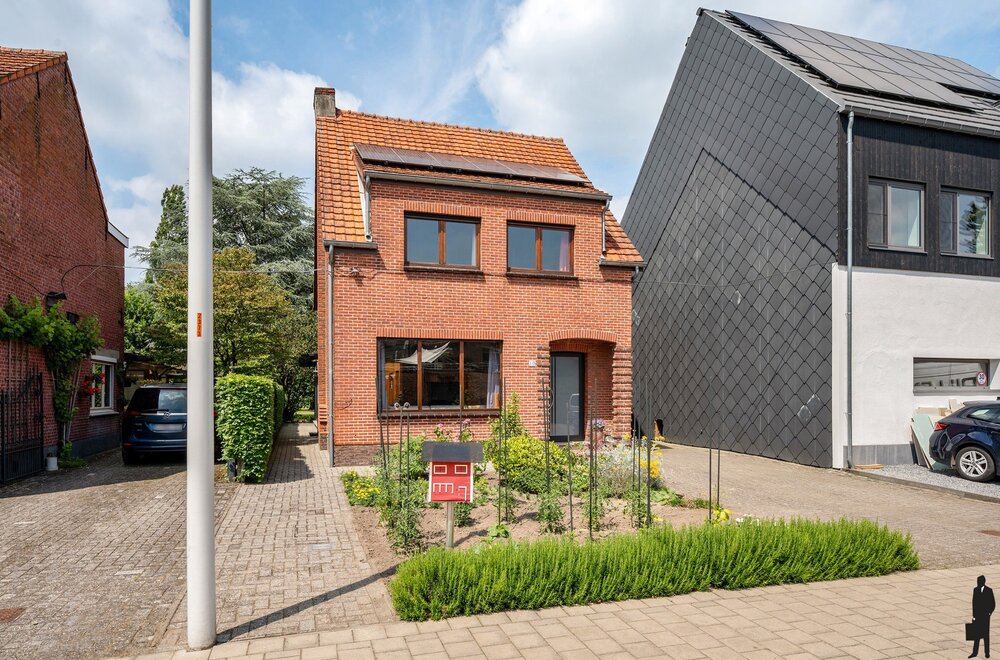 ruime-gezinswoning-met-4-slaapkamers-veranda-en-zonnige-tuin-nabij-scholen-winkels-en-station-te-kalmthout045.jpg