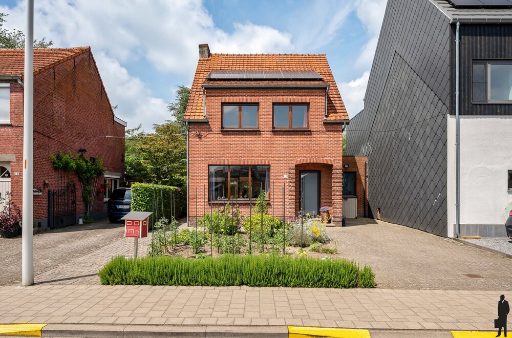 ruime-gezinswoning-met-4-slaapkamers-veranda-en-zonnige-tuin-nabij-scholen-winkels-en-station-te-kalmthout046.jpg