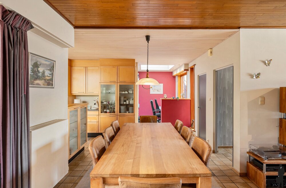 ruime-gezinswoning-met-4-slaapkamers-veranda-en-zonnige-tuin-nabij-scholen-winkels-en-station-te-kalmthout048.jpg