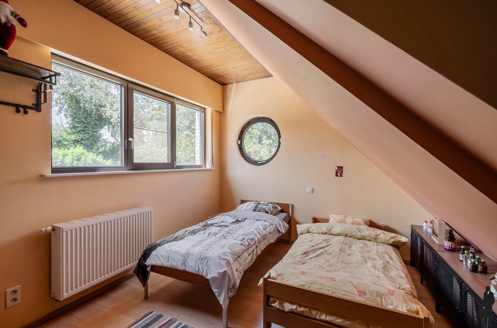 ruime-gezinswoning-met-4-slaapkamers-veranda-en-zonnige-tuin-nabij-scholen-winkels-en-station-te-kalmthout049.jpg