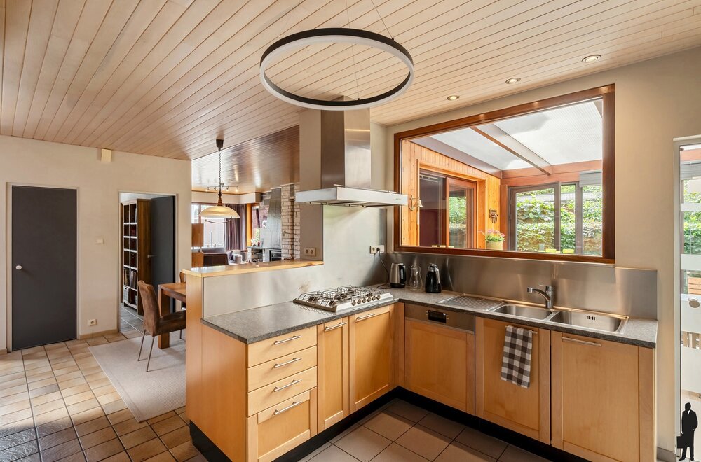 ruime-gezinswoning-met-4-slaapkamers-veranda-en-zonnige-tuin-nabij-scholen-winkels-en-station-te-kalmthout052.jpg