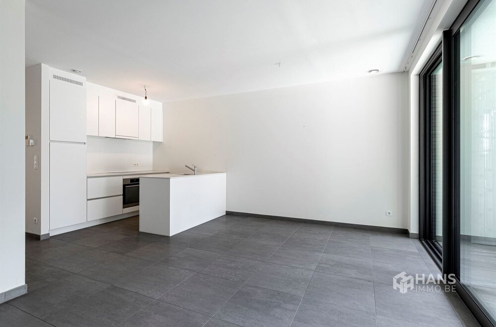 instapklaar-appartement-68-m-met-2-slaapkamers-autostaanplaats-en-2-terrassen-in-antwerpen-2000-008.jpg