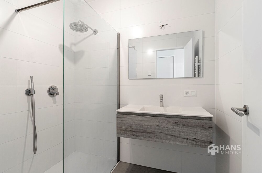instapklaar-appartement-68-m-met-2-slaapkamers-autostaanplaats-en-2-terrassen-in-antwerpen-2000-015.jpg