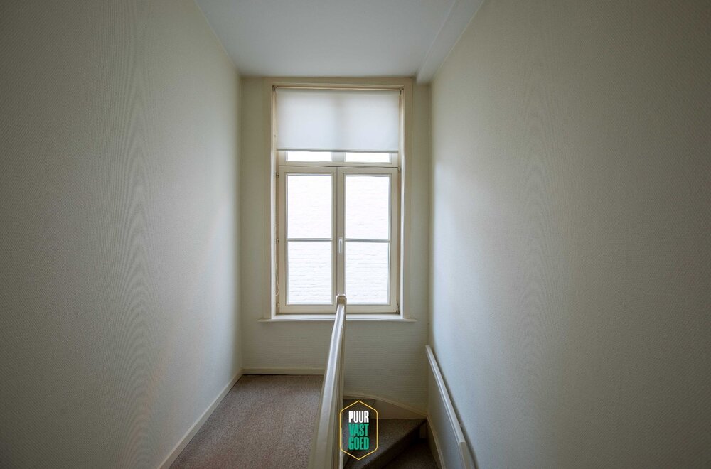 centraal-gelegen-commercieel-hoekpand-met-trapgevel-in-goede-staat-en-veel-mogelijkheden-015.jpg