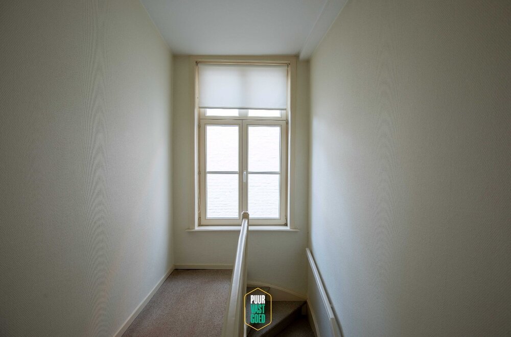 centraal-gelegen-commercieel-hoekpand-met-trapgevel-in-goede-staat-en-veel-mogelijkheden-015.jpg