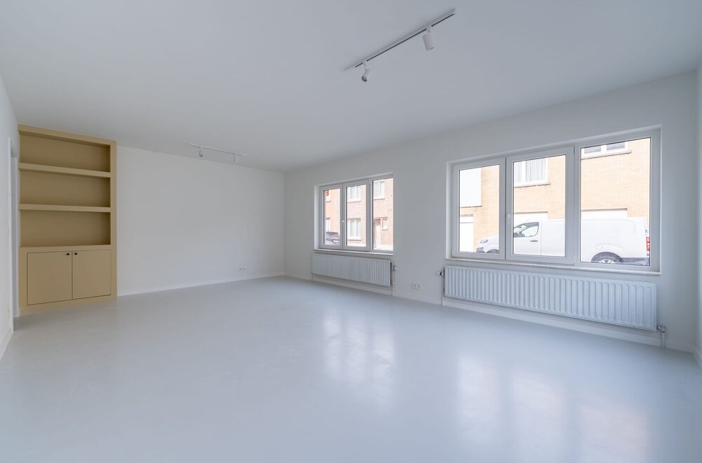 volledig-gerenoveerde-bureau-met-koer-in-sint-pieters-leeuw001.jpg
