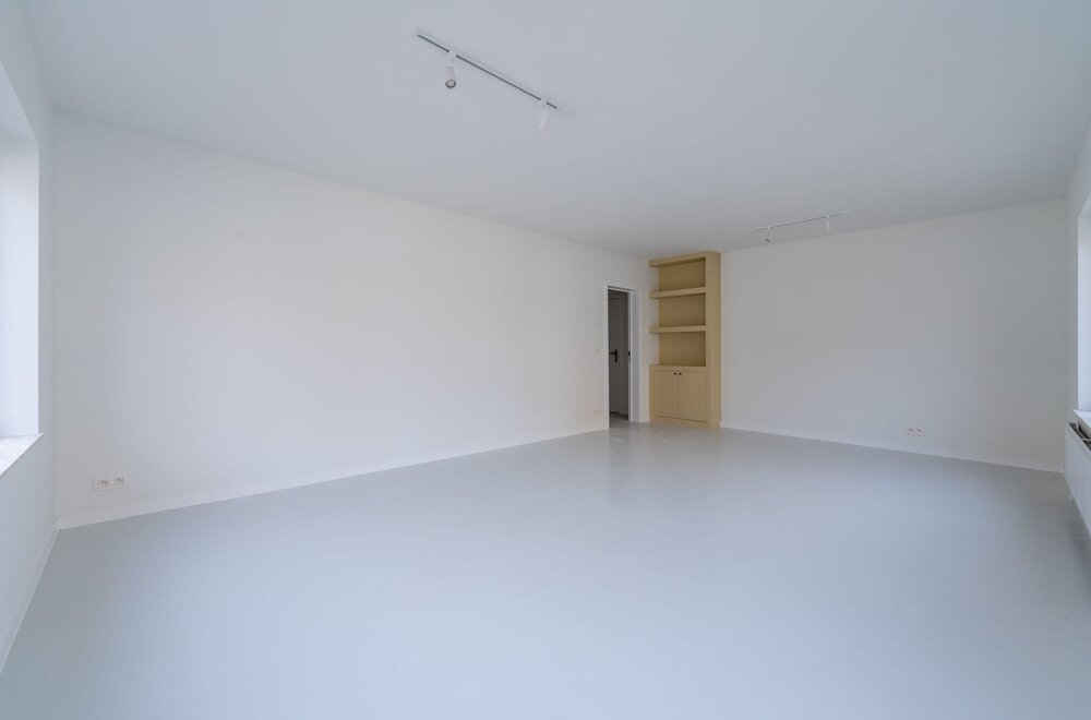 volledig-gerenoveerde-bureau-met-koer-in-sint-pieters-leeuw002.jpg
