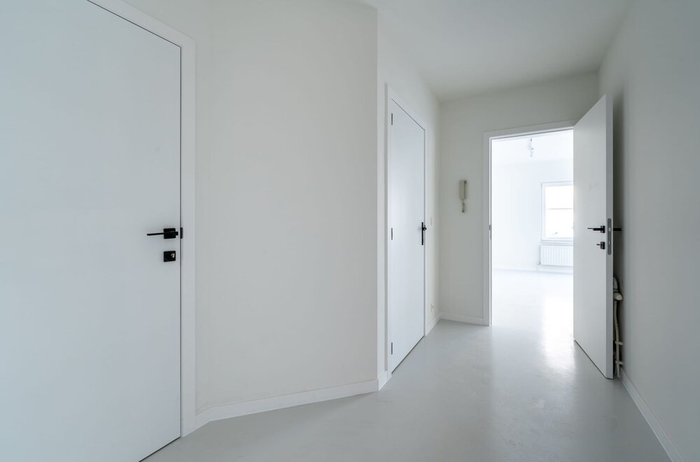 volledig-gerenoveerde-bureau-met-koer-in-sint-pieters-leeuw006.jpg