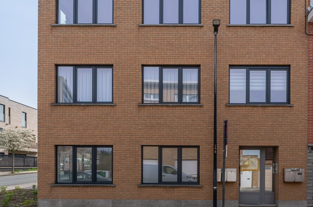 volledig-gerenoveerde-bureau-met-koer-in-sint-pieters-leeuw009.jpg
