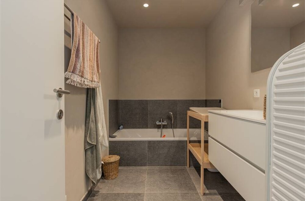 energiezuinige-woning-met-prachtig-uitzicht-op-het-water-te-humbeek-010.jpg