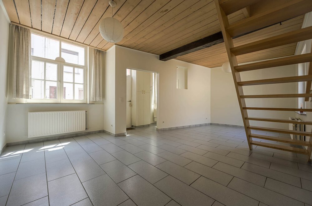 brugs-huis-in-de-schaduw-van-jeruzalemkerk-authentieke-16e-17e-eeuwse-gevel006.jpg