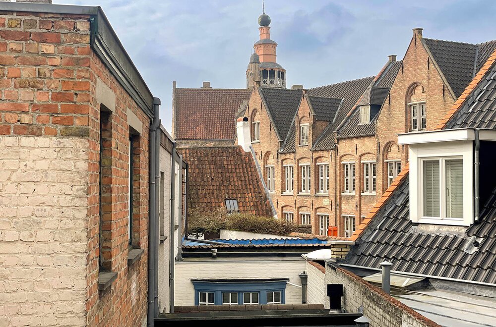 brugs-huis-in-de-schaduw-van-jeruzalemkerk-authentieke-16e-17e-eeuwse-gevel012.jpg