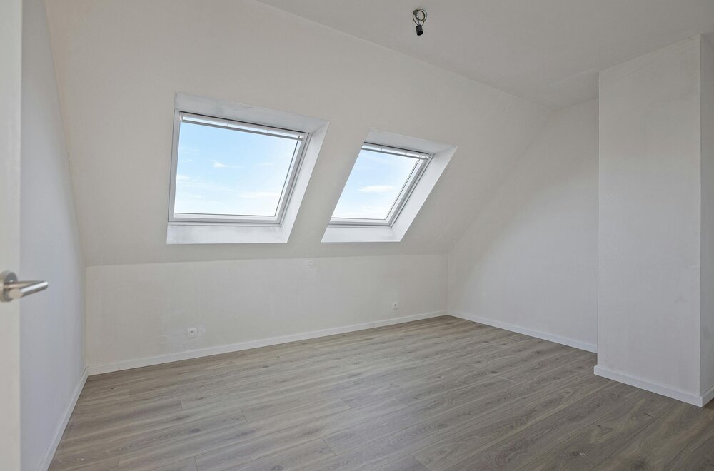 ruim-appartement-te-koop-in-ieper-met-twee-kamers-en-terras015.jpg