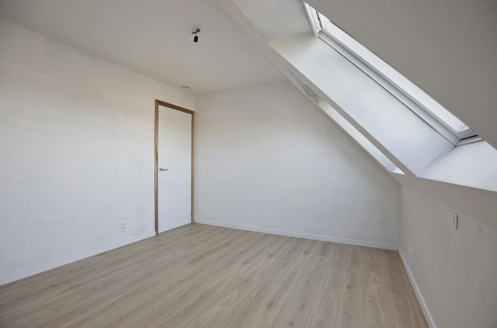ruim-appartement-te-koop-in-ieper-met-twee-kamers-en-terras016.jpg