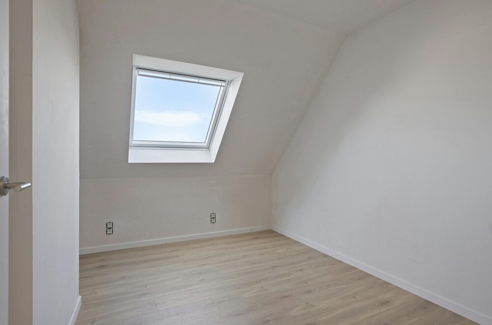 ruim-appartement-te-koop-in-ieper-met-twee-kamers-en-terras018.jpg