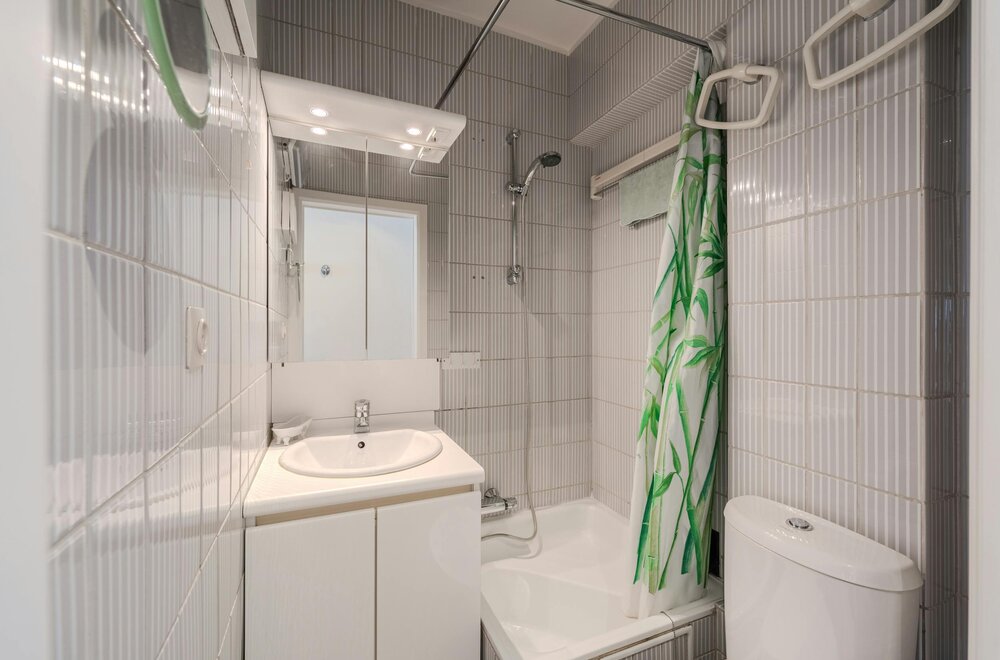gerenoveerde-studio-met-slaaphoek-en-frontaal-zeezicht-009.jpg