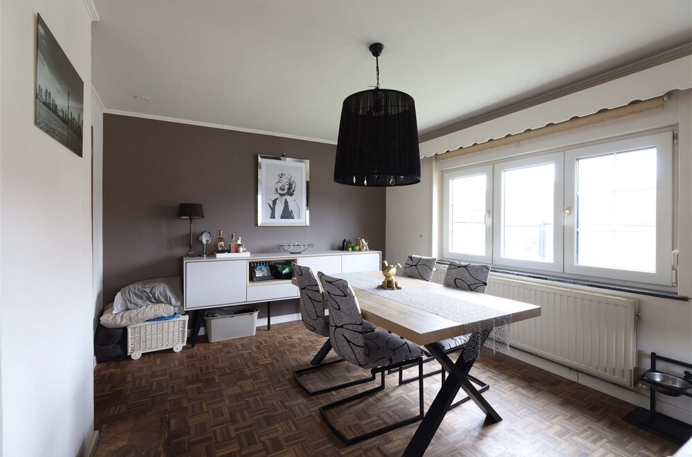 ruime-gezinswoning-met-3-slaapkamers-mogelijkheid-tot-4-op-topligging-nabij-het-centrum-005.jpg