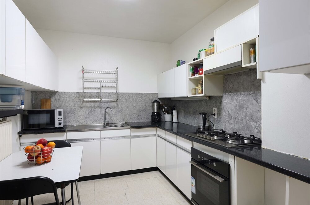 centraal-gelegen-lichtrijk-appartement-met-2-slaapkamers-n-terras-nabij-het-centrum-van-hasselt004.jpg