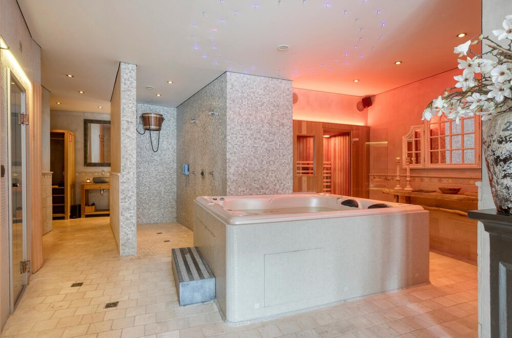 opbrengsteigendom-met-2-privatieve-sauna-s-met-appartement004.jpg