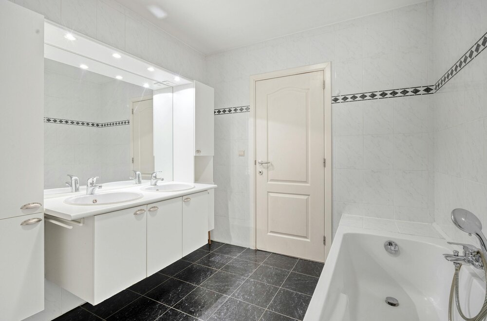instapklaar-appartement-met-zuidgericht-terras-nabij-centrum-diepenbeek-009.jpg