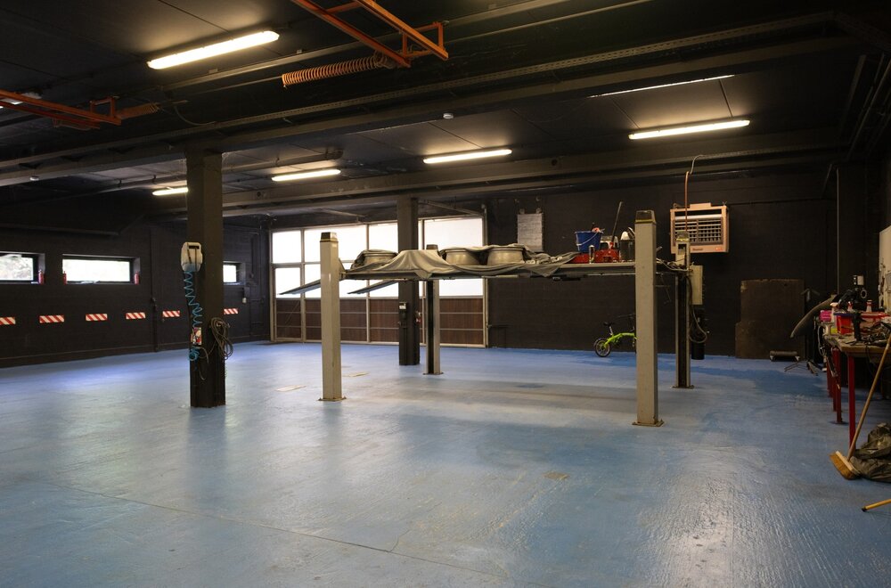 veelzijdig-handelspand-met-toonzaal-atelier-en-ruime-woonst-te-okegem009.jpg