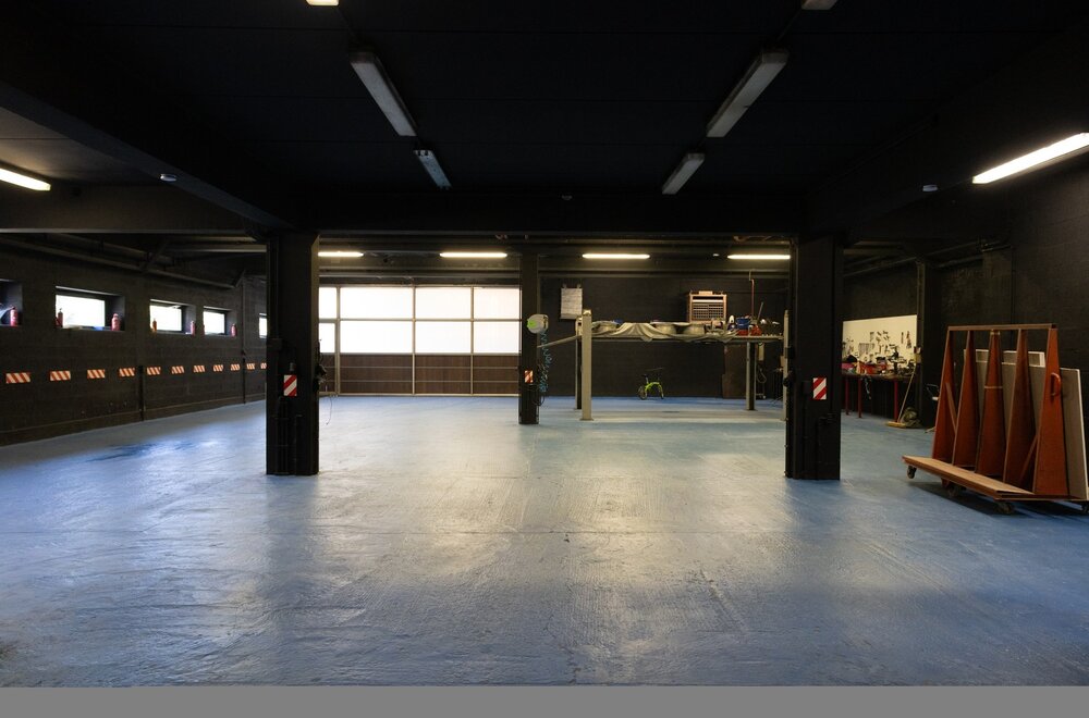 veelzijdig-handelspand-met-toonzaal-atelier-en-ruime-woonst-te-okegem011.jpg