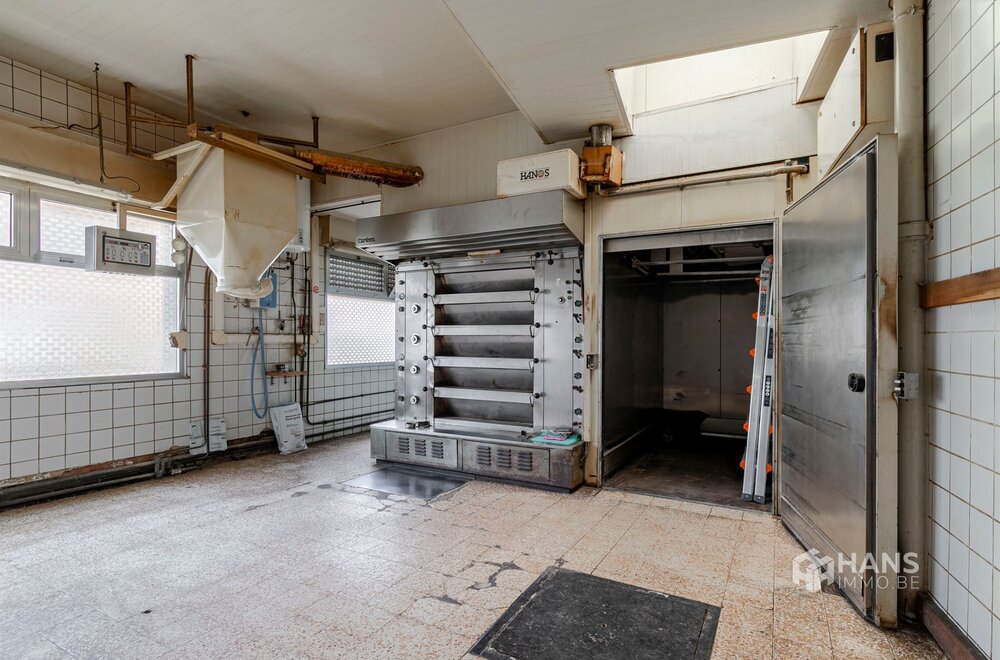 opbrengsteigendom-bestaande-uit-handelshuis-met-woonst-en-aanpalende-bel-etage-appartement-in-merksem-005.jpg