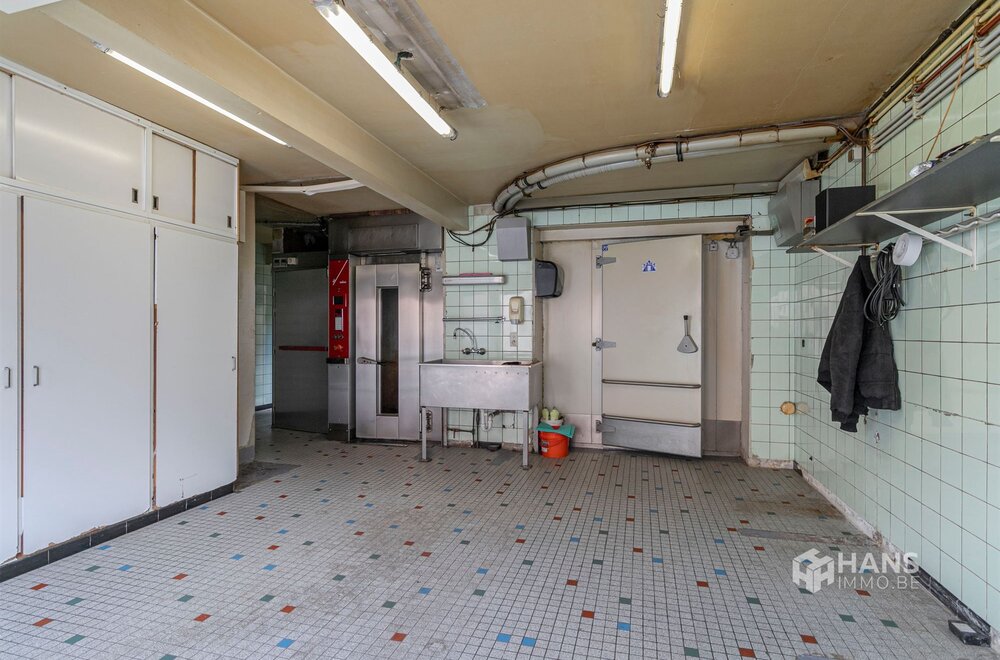 opbrengsteigendom-bestaande-uit-handelshuis-met-woonst-en-aanpalende-bel-etage-appartement-in-merksem-006.jpg