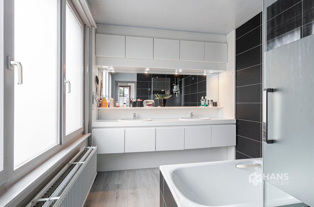 opbrengsteigendom-bestaande-uit-handelshuis-met-woonst-en-aanpalende-bel-etage-appartement-in-merksem-015.jpg